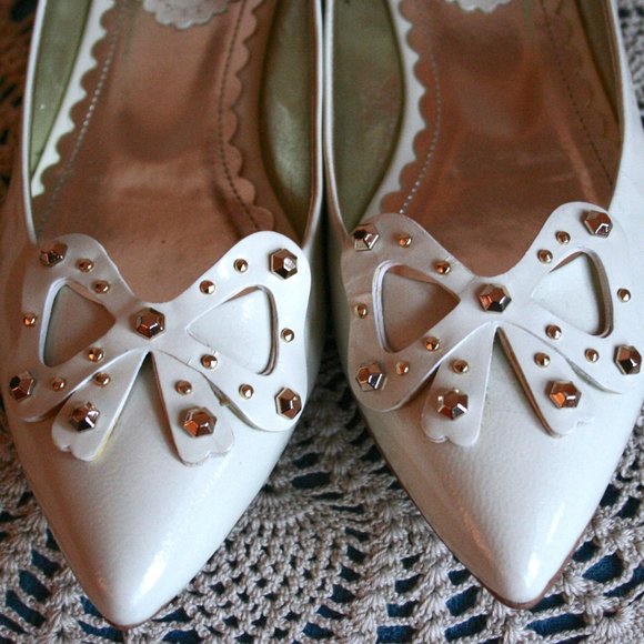 Anna Sui Creamy White Leather Pointy Toed Flats With Studded Bow Size 7 - Picture 6 of 10
